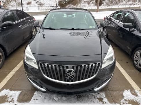 Used 2017 Buick Regal image 2