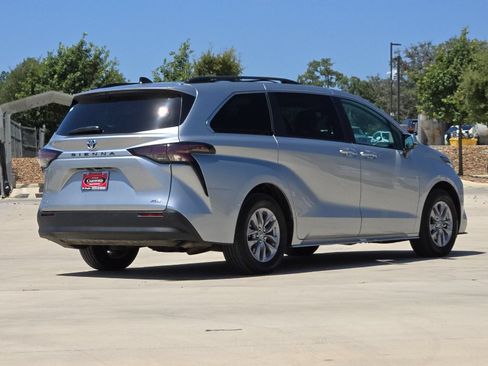 Used 2025 Toyota Sienna XLE FWD image 5