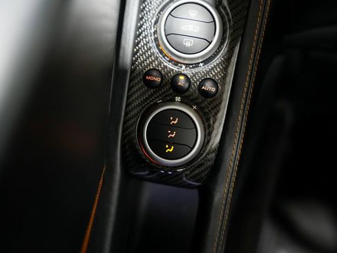 Used 2015 McLaren 650S Spider image 32