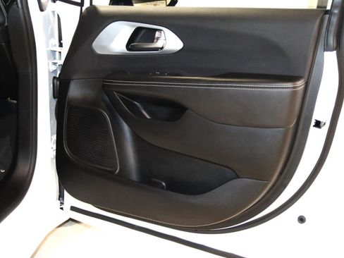 Used 2026 Chrysler Pacifica Limited FWD image 52