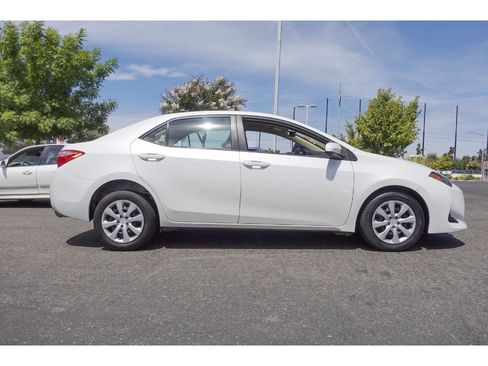 Used 2018 Toyota Corolla LE FWD image 2