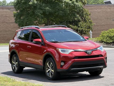 Used 2017 Toyota RAV4 XLE FWD image 3