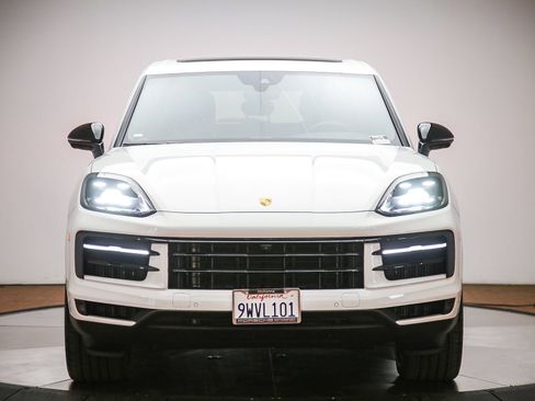 Certified 2025 Porsche Cayenne AWD/4WD image 10