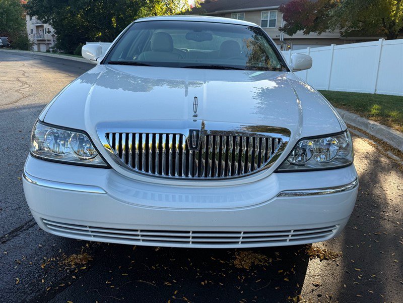 Used 2004 Lincoln Town Car Signature RWD image 9