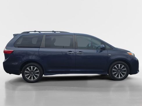 Used 2018 Toyota Sienna XLE image 6