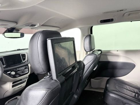 Used 2022 Chrysler Pacifica Touring-L w/ Uconnect Theater Family Group image 22