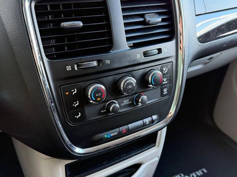 Used 2013 Dodge Grand Caravan SE FWD image 26