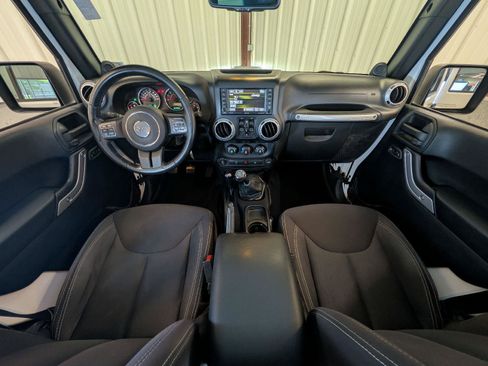 Used 2014 Jeep Wrangler Unlimited Sahara w/ Dual Top Group AWD/4WD image 5
