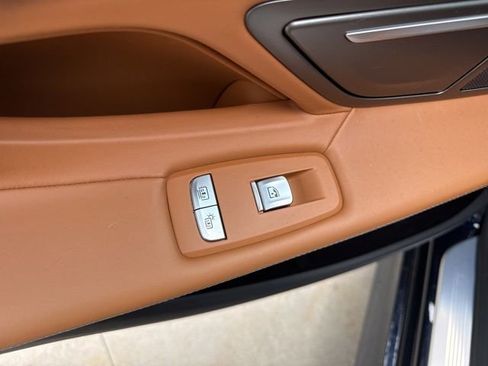 Used 2021 BMW 750i xDrive w/ M Sport Package image 37