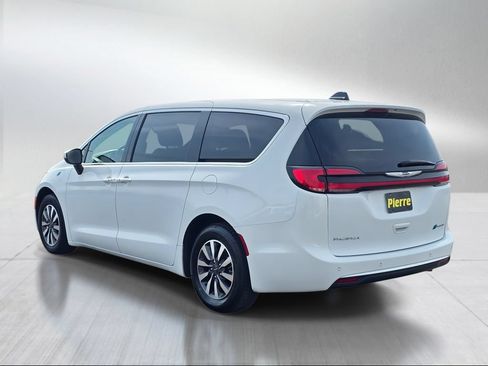 Used 2023 Chrysler Pacifica Touring-L FWD image 4