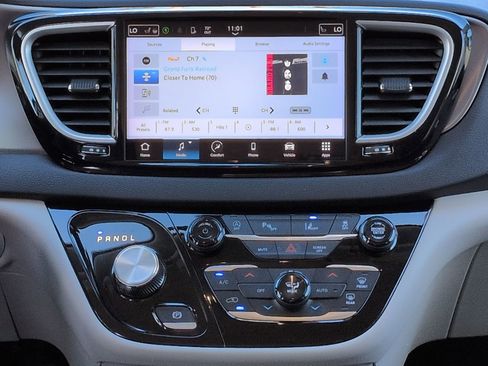 Certified 2024 Chrysler Pacifica Touring-L image 17