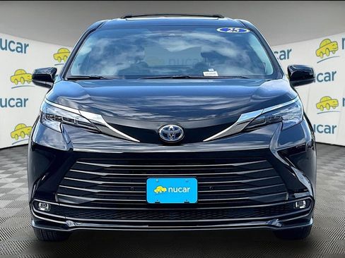 Used 2025 Toyota Sienna XLE w/ XLE Plus Package AWD/4WD image 2