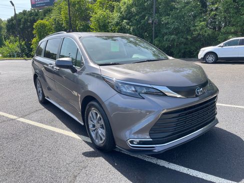 Used 2024 Toyota Sienna XLE FWD image 1