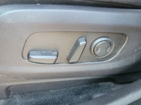 Used 2023 Kia Carnival EX FWD image 16
