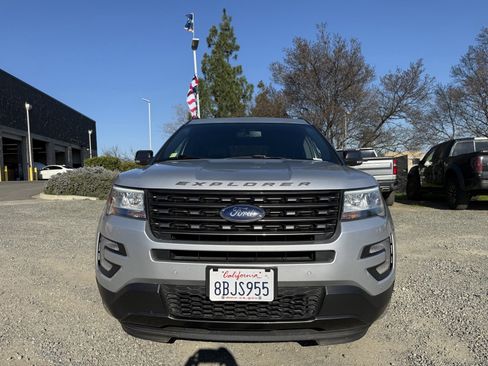 Used 2017 Ford Explorer XLT w/ Equipment Group 202A image 8