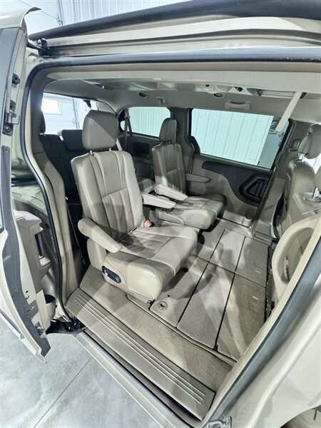 Used 2013 Chrysler Town & Country Touring FWD image 12