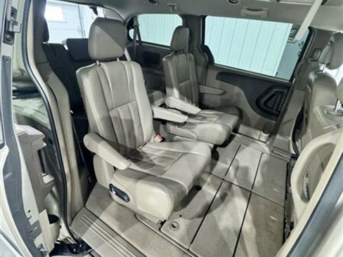 Used 2013 Chrysler Town & Country Touring FWD image 12