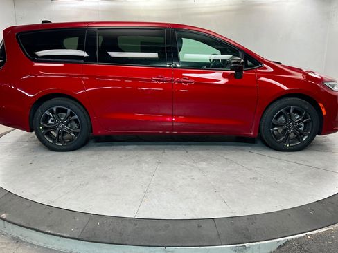 New 2026 Chrysler Pacifica Select image 6