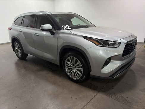 Used 2022 Toyota Highlander Platinum AWD/4WD image 2