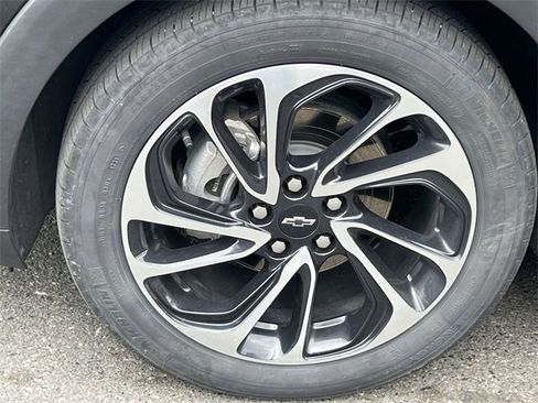 Used 2022 Chevrolet Bolt EUV Premier w/ Sun & Sound Package image 17