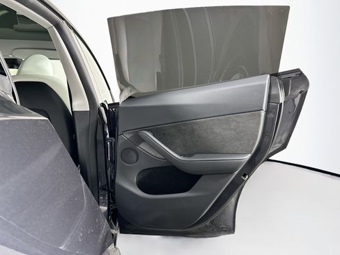 Used 2024 Tesla Model Y Long Range image 31