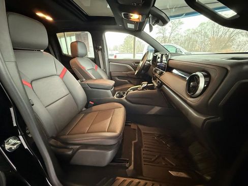 Certified 2025 Chevrolet Colorado Z71 w/ Midnight Edition image 34