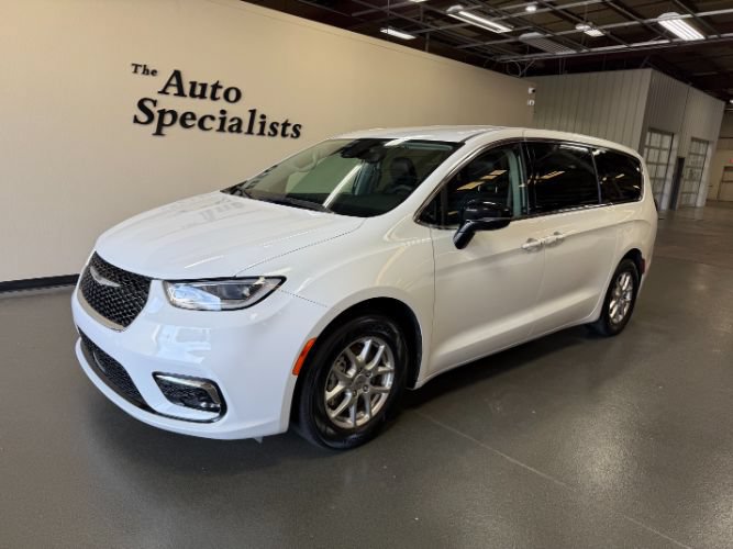 Used 2024 Chrysler Pacifica Touring-L FWD image 1