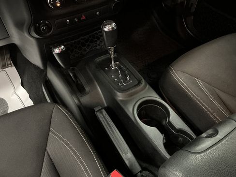 Used 2017 Jeep Wrangler Unlimited Sahara w/ Connectivity Group AWD/4WD image 13