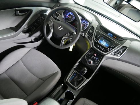Used 2015 Hyundai Elantra SE w/ Option Group 02 image 9