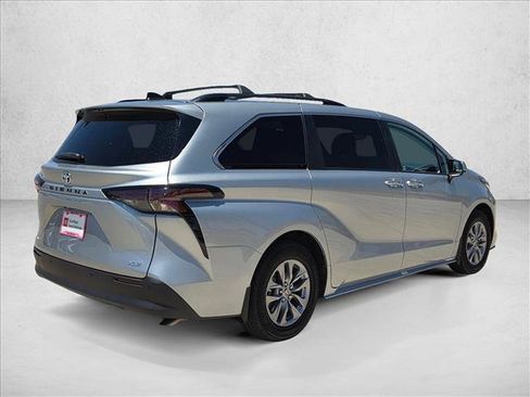 Used 2025 Toyota Sienna XLE AWD/4WD image 5