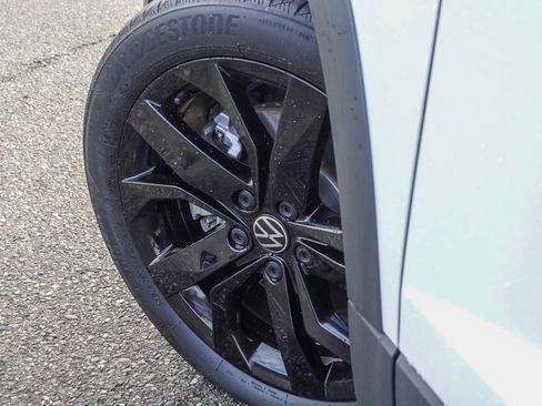 Used 2023 Volkswagen Taos SE w/ Panoramic Sunroof Package image 11