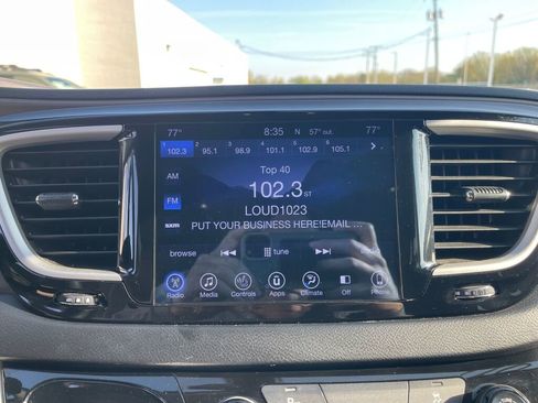 Used 2017 Chrysler Pacifica Touring-L w/ Tire & Wheel Group FWD image 9