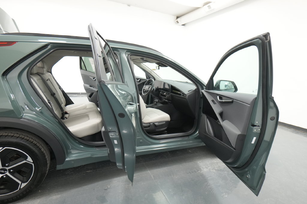 Used 2023 Kia Niro EX FWD image 25