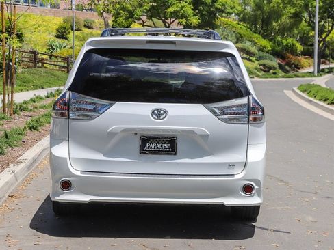 Used 2017 Toyota Sienna SE FWD image 6