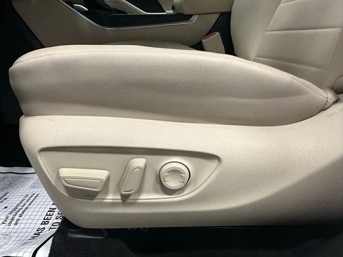 Used 2025 Toyota Highlander XLE image 13