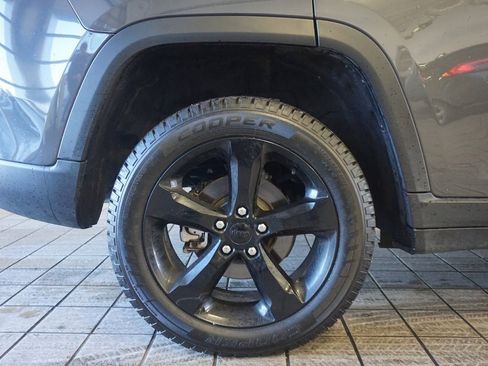 Used 2024 Jeep Grand Cherokee Altitude image 33