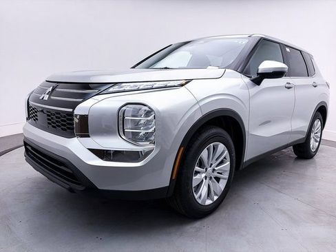 New 2026 Mitsubishi Outlander ES FWD image 3