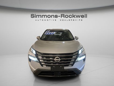 Used 2025 Nissan Rogue SV image 2