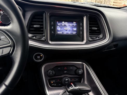 Used 2015 Dodge Challenger SXT image 9