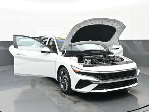 Certified 2025 Hyundai Elantra SEL image 54
