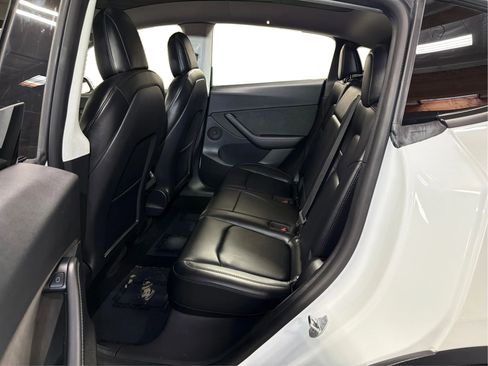 Used 2022 Tesla Model Y Long Range image 10