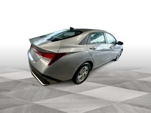 Used 2026 Hyundai Elantra SE FWD image 8