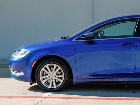 Used 2017 Chrysler 200 Limited Platinum image 9