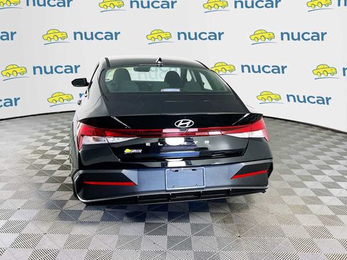 Certified 2025 Hyundai Elantra SE FWD image 6