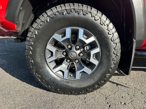 Used 2017 Toyota Tacoma TRD Off-Road AWD/4WD image 32