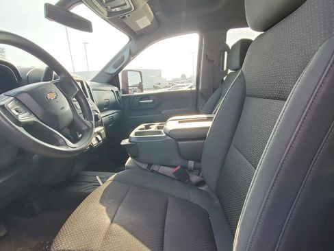 Used 2021 Chevrolet Silverado 2500 Custom w/ Custom Value Package image 3