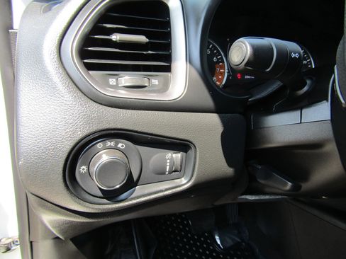 Used 2022 Jeep Renegade Sport w/ Sport Appearance Group AWD/4WD image 21