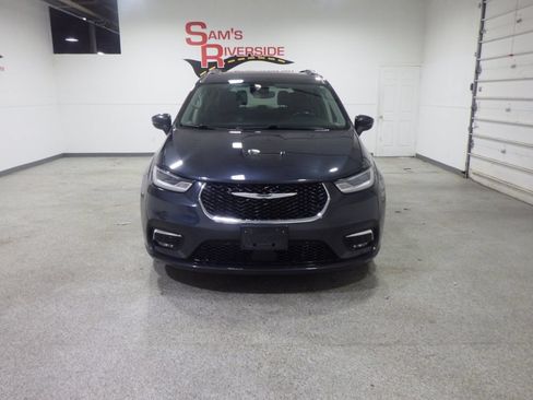Used 2021 Chrysler Pacifica Touring-L FWD image 6