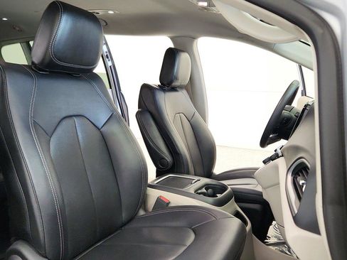 Used 2024 Chrysler Pacifica Touring-L FWD image 31