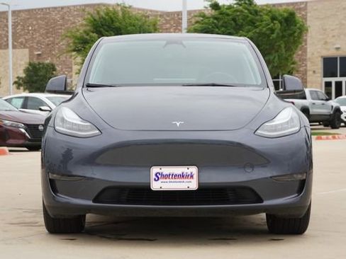 Used 2023 Tesla Model Y Long Range AWD/4WD image 2